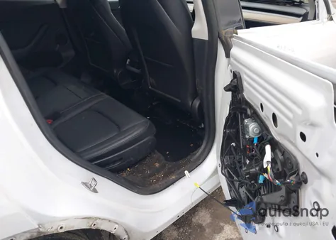 2022 Tesla Model Y Long Range Dual Motor All-Wheel Drive z USA, uszkodzony, nr VIN 7SAYGAEE2NF570912